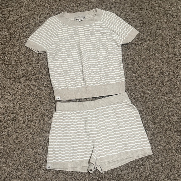 Barefoot Dreams CozyChic Ultra Lite Wavy Shorts and Matching Top in Stone/Pearl - Picture 3 of 8